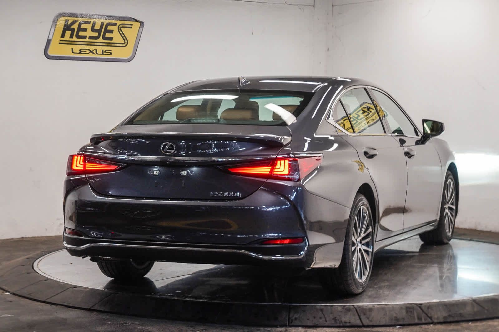 Used 2025 Lexus ES 300h w/ Premium Package FWD image 4