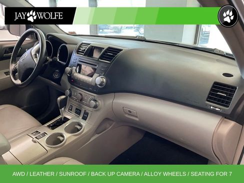 Used 2011 Toyota Highlander SE w/ Tow Pkg image 17