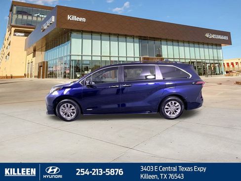 Used 2021 Toyota Sienna XLE image 4