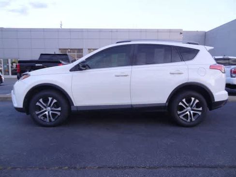 Used 2017 Toyota RAV4 LE FWD image 9