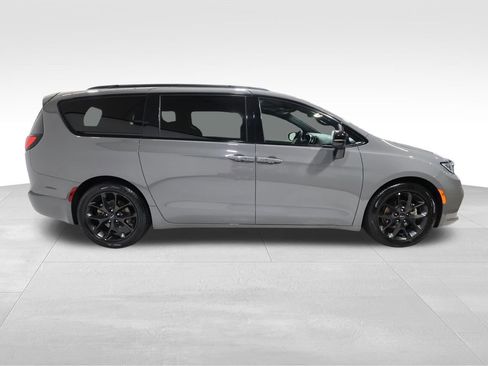 Used 2025 Chrysler Pacifica Limited FWD image 5