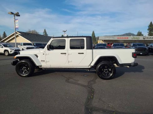 Used 2023 Jeep Gladiator Sport image 11