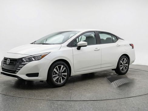 Used 2025 Nissan Versa SV image 3