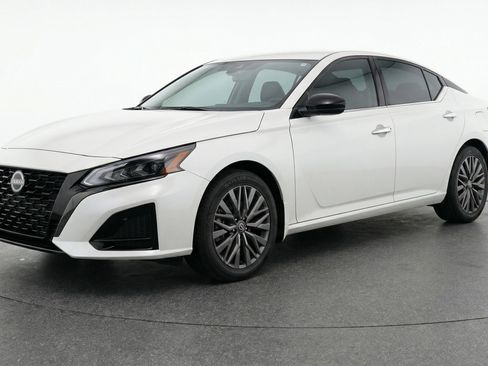 Used 2025 Nissan Altima 2.5 SV image 3