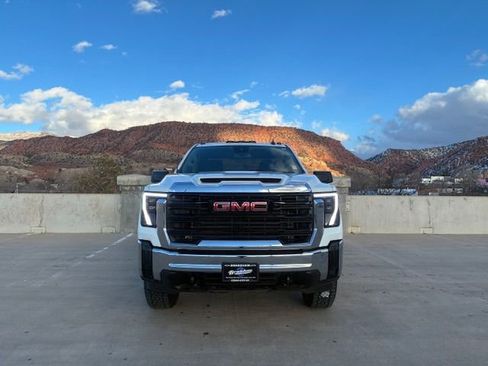 Used 2024 GMC Sierra 2500 Pro w/ Convenience Package image 5