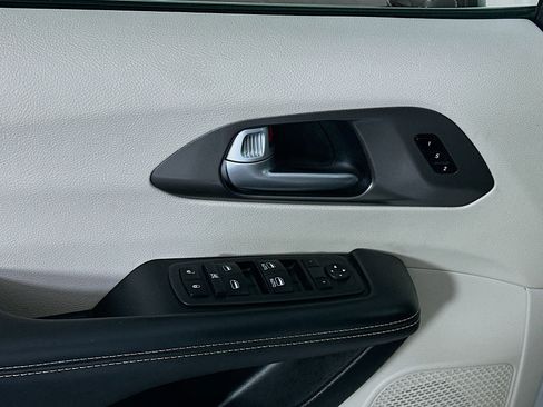 Used 2024 Chrysler Pacifica Touring-L image 15