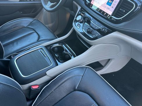 Used 2023 Chrysler Pacifica Limited image 19