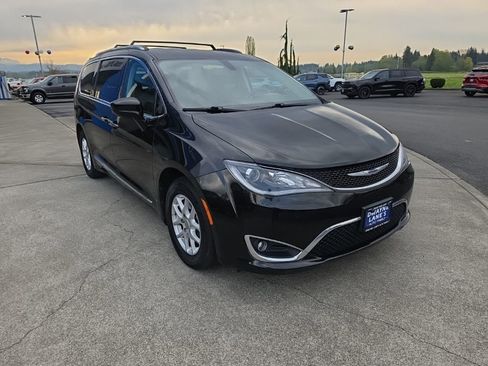 Used 2020 Chrysler Pacifica Touring-L FWD image 8