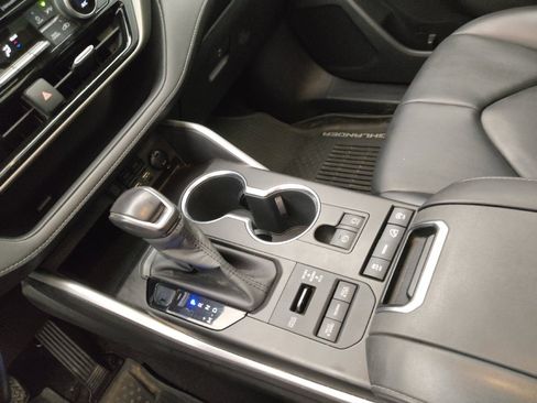 Used 2020 Toyota Highlander XLE image 26