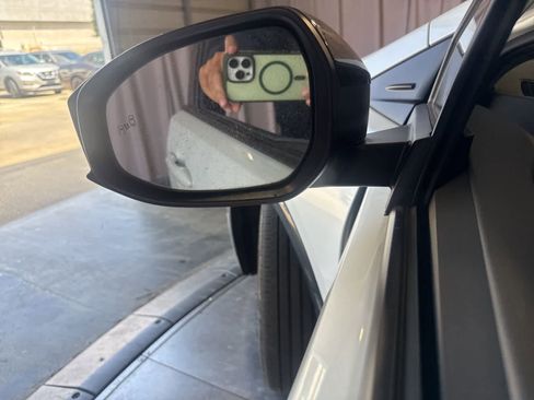 Used 2025 Toyota Prius XLE FWD image 17