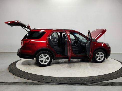 Used 2018 Ford Explorer XLT image 16