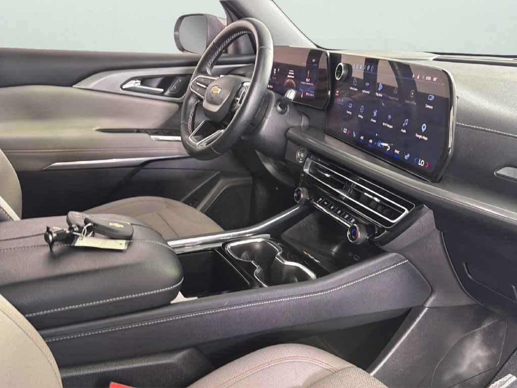 Used 2026 Chevrolet Traverse LT w/ Driver Confidence Package FWD image 37