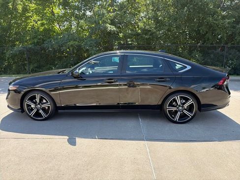 Used 2023 Honda Accord Sport image 2