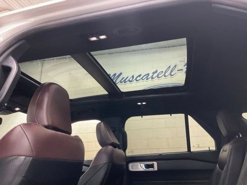 Used 2022 Ford Explorer Platinum w/ Equipment Group 601A AWD/4WD image 17