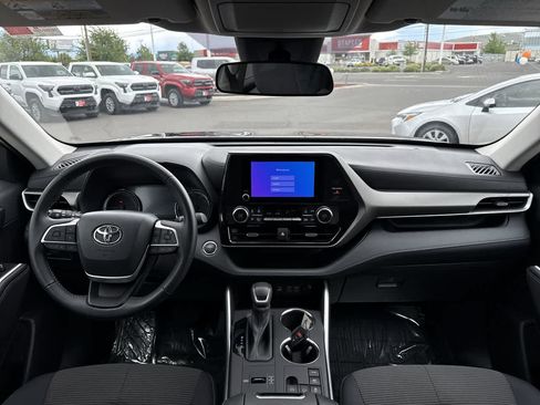 Used 2023 Toyota Highlander LE AWD/4WD image 16