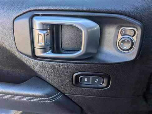 Used 2019 Jeep Wrangler Unlimited Sahara image 17