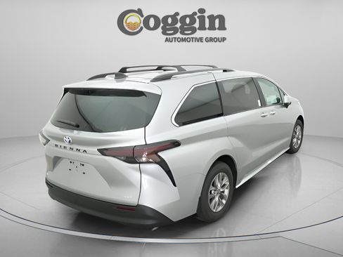 Used 2025 Toyota Sienna XLE image 15