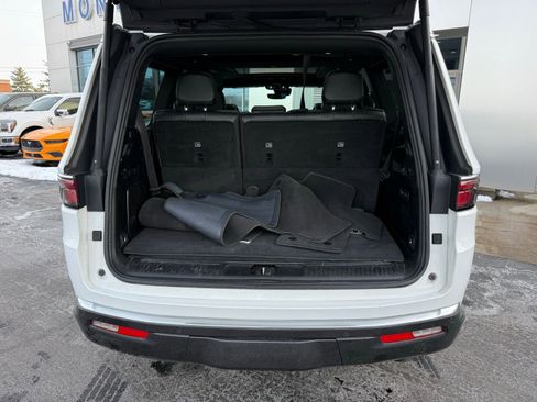 Used 2022 Jeep Wagoneer Series III w/ Premium Group I AWD/4WD image 43