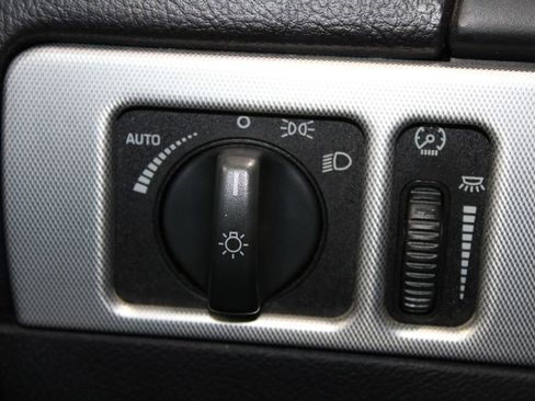 Used 2005 Ford Thunderbird image 27