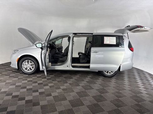 Used 2024 Chrysler Pacifica Touring-L image 9