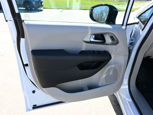Used 2024 Chrysler Pacifica Touring-L FWD image 8