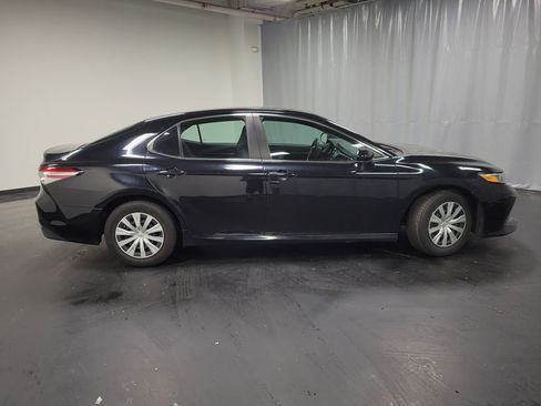 Used 2018 Toyota Camry LE image 9