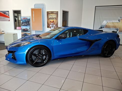 Certified 2025 Chevrolet Corvette E-Ray AWD/4WD image 10