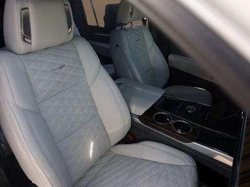 Certified 2025 Cadillac Escalade ESV Premium Luxury Platinum image 33