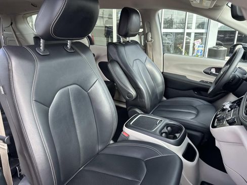 Used 2024 Chrysler Pacifica Limited FWD image 11