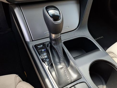 Used 2015 Hyundai Sonata SE w/ Option Group 09 FWD image 9