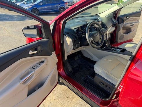 Used 2017 Ford Escape SE w/ Equipment Group 201A FWD image 9