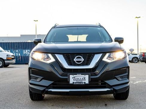 Used 2017 Nissan Rogue SV image 2