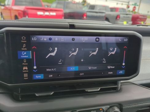 Used 2025 Jeep Wrangler Unlimited Sahara w/ Safety Group AWD/4WD image 16