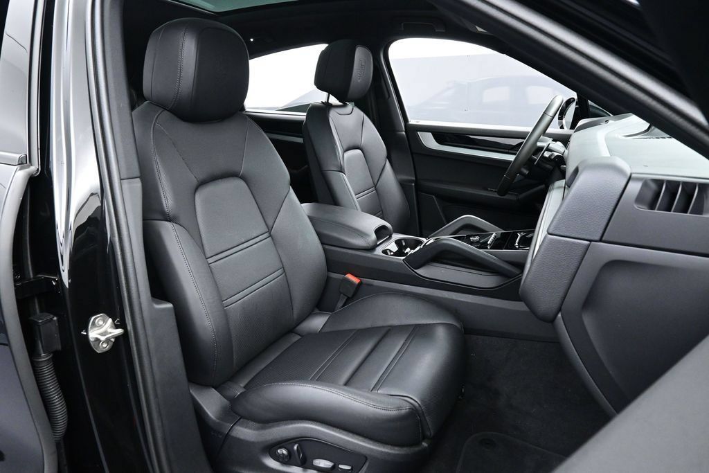 Certified 2025 Porsche Cayenne E-Hybrid Coupe AWD/4WD image 30
