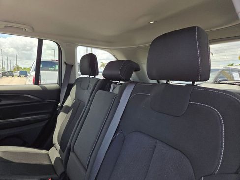 Used 2024 Jeep Grand Cherokee Laredo image 17