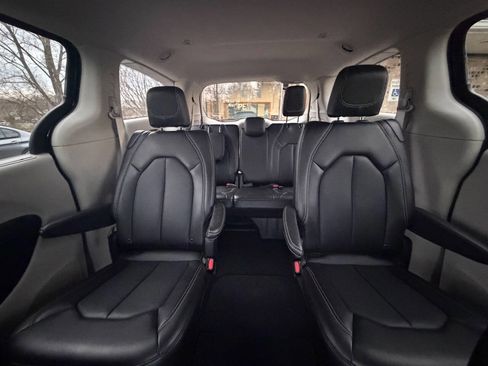 Used 2024 Chrysler Pacifica Touring-L image 23