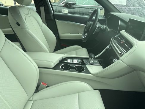 Used 2025 Genesis G70 2.5T RWD image 13