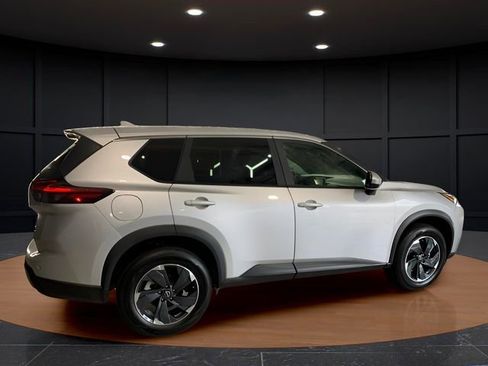 Used 2024 Nissan Rogue SV image 6