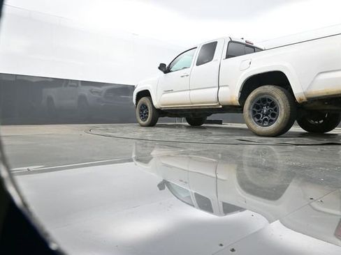 Used 2022 Toyota Tacoma SR5 w/ Technology Package image 10