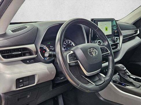 Used 2023 Toyota Highlander XLE image 10