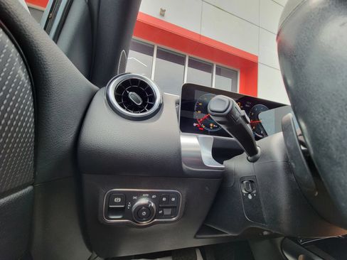 Used 2020 Mercedes-Benz GLB 250 4MATIC image 12