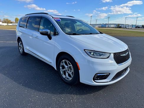 Used 2023 Chrysler Pacifica Limited image 7