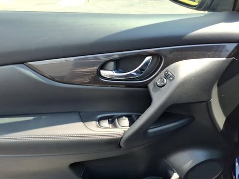 Used 2019 Nissan Rogue SV FWD image 3