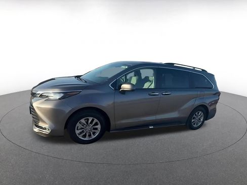 Used 2024 Toyota Sienna XLE image 7