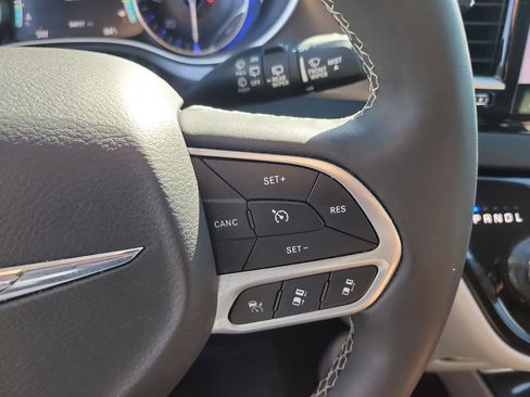 Certified 2024 Chrysler Pacifica Touring-L FWD image 29