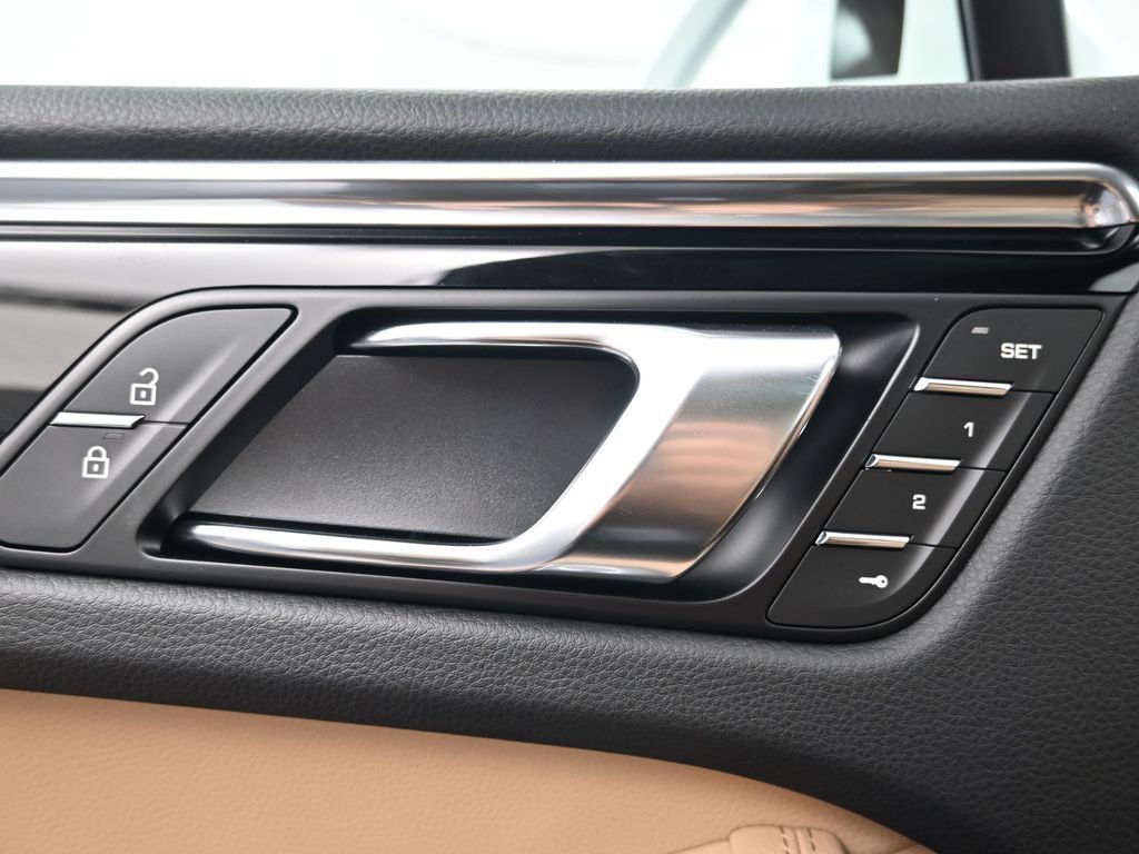 Certified 2026 Porsche Macan AWD/4WD image 18