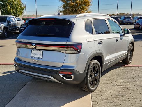 New 2026 Volkswagen Taos SE image 4
