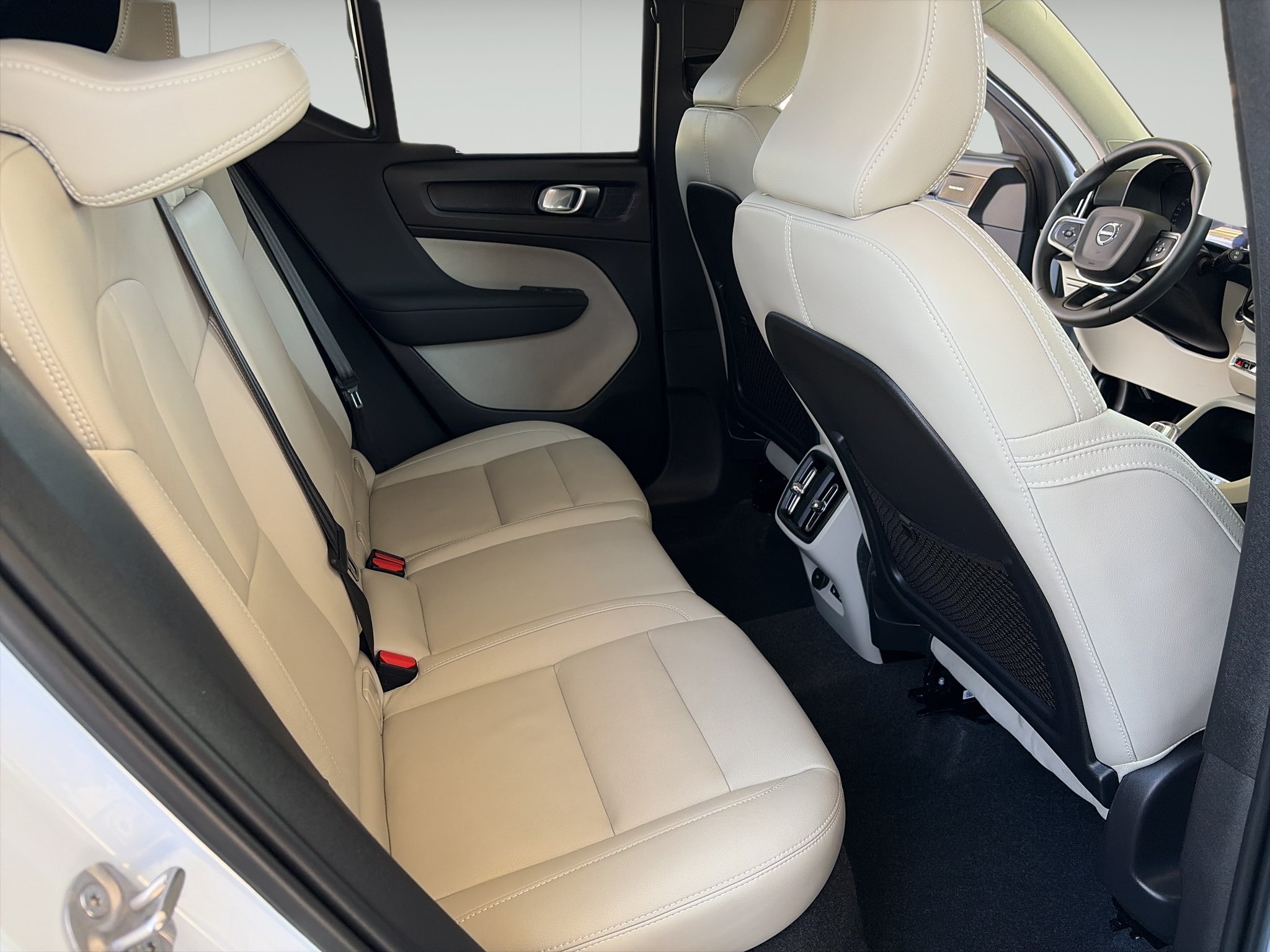 Used 2024 Volvo XC40 B5 Plus w/ Protection Package Premier AWD/4WD image 12