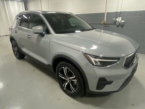 Certified 2025 Volvo XC40 B5 Core image 4