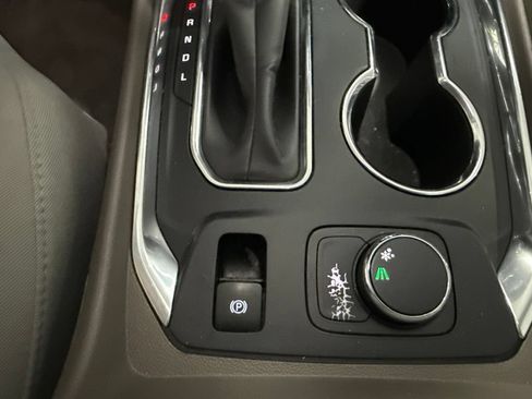 Used 2021 Chevrolet Traverse LT FWD image 32